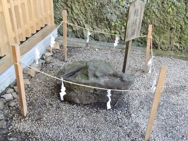 伊奈波神社(黒龍神社)　龍頭岩
