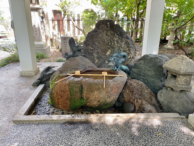 富士浅間神社　水盤