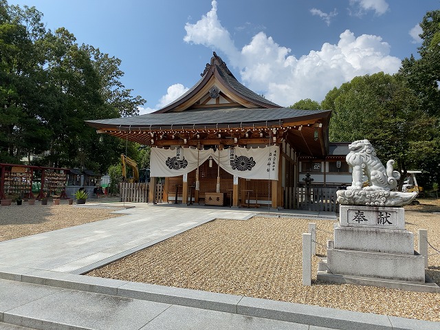 澁川神社　拝殿前