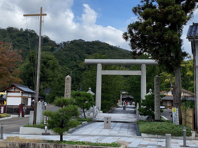 籠神社　成相山と鳥居