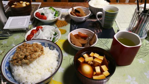 5月5日9時17分。やや遅めの朝食。納豆ごはん、たまご入り味噌汁、煮物、サラダ。
