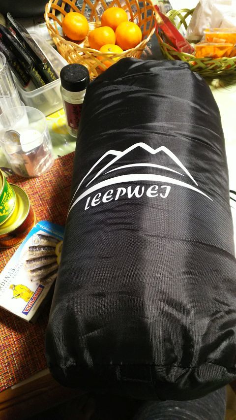 LEEPWEIという知らないメーカーの安い寝袋を買いました。