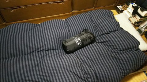 いつも寝ている煎餅布団の上で寝袋を広げて寝ることにしました。