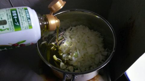 オリーブオイルでニンニクと玉ねぎを炒めます。