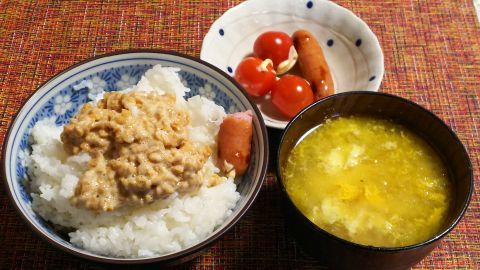 ちょっと食べ始めてしまいましたが、朝の納豆ごはんに免疫力向上スープ、ミニトマトとソーセージです。