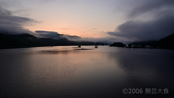 黎明の秋元湖