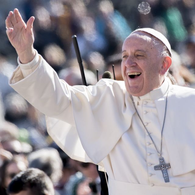 pope-francis-waves-as-he-is-driven-through-the-crowd-in-st-news-photo-1574412925.jpg
