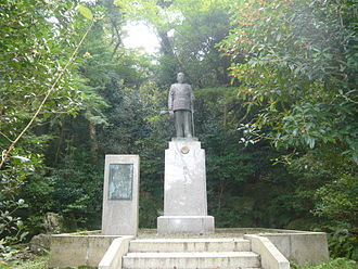 330px-Meiji_Emperor_bronze_statue_1.jpg